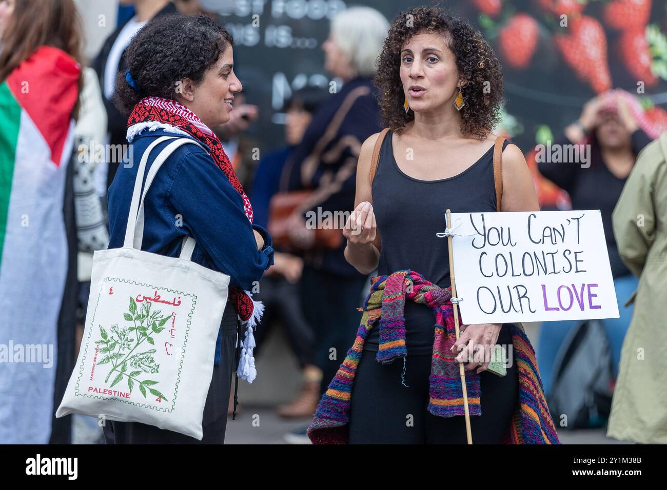 London, Großbritannien. September 2024. Tausende Demonstranten marschierten von der Regent Street St. James zur israelischen Botschaft in London. Die Demonstranten verlangten einen Waffenstillstand, ein Ende der unerbittlichen Bombardierung des Gazastreifens in Palästina und ein Ende der gewaltsamen Besetzung, Apartheid und Kolonisierung des palästinensischen Volkes. Sie forderten auch, dass die britische Regierung ihre Unterstützung für Isreal und alle Waffenverkäufe an Israel einstellen sollte. Abdullah Bailey/Alamy Live News Stockfoto