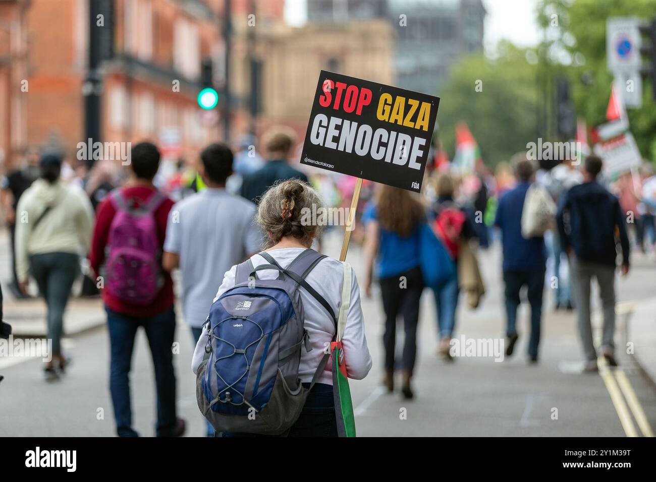 London, Großbritannien. September 2024. Tausende Demonstranten marschierten von der Regent Street St. James zur israelischen Botschaft in London. Die Demonstranten verlangten einen Waffenstillstand, ein Ende der unerbittlichen Bombardierung des Gazastreifens in Palästina und ein Ende der gewaltsamen Besetzung, Apartheid und Kolonisierung des palästinensischen Volkes. Sie forderten auch, dass die britische Regierung ihre Unterstützung für Isreal und alle Waffenverkäufe an Israel einstellen sollte. Abdullah Bailey/Alamy Live News Stockfoto