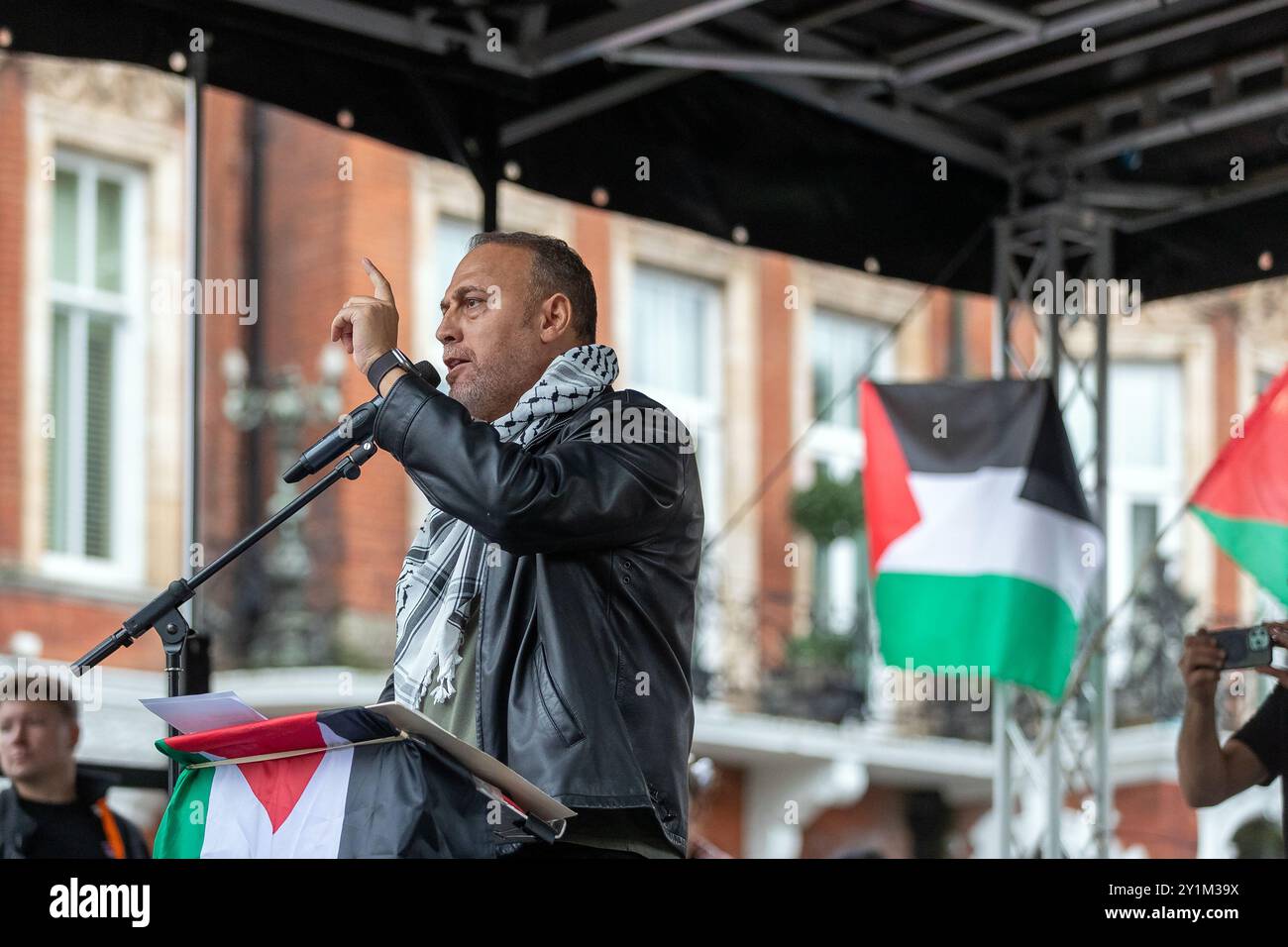 London, Großbritannien. September 2024. Tausende Demonstranten marschierten von der Regent Street St. James zur israelischen Botschaft in London. Die Demonstranten verlangten einen Waffenstillstand, ein Ende der unerbittlichen Bombardierung des Gazastreifens in Palästina und ein Ende der gewaltsamen Besetzung, Apartheid und Kolonisierung des palästinensischen Volkes. Sie forderten auch, dass die britische Regierung ihre Unterstützung für Isreal und alle Waffenverkäufe an Israel einstellen sollte. Bilder der palästinensischen Mission im Vereinigten Königreich Husam Zomlot Abdullah Bailey/Alamy Live News Stockfoto