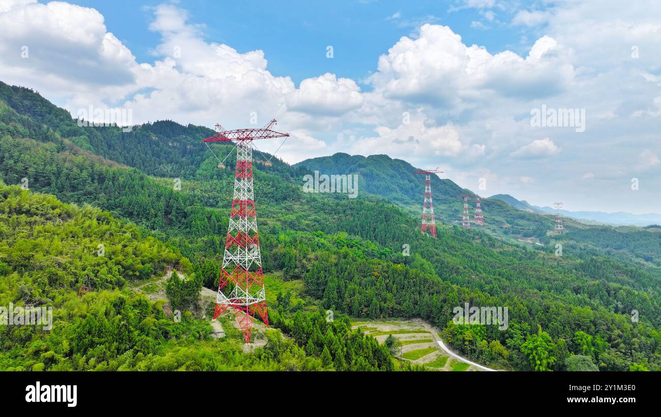 CHONGQING, CHINA - 7. SEPTEMBER 2024 - in der Provinz Jinshang-Hubei in Chong wurde der Eisenturm des À800 kV UHGDC-Stromübertragungsprojekts errichtet Stockfoto