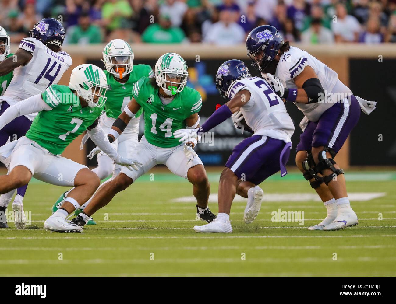 7. September 2024: North Texas Mean Green Linebacker Shane Whitter (7) und North Texas Mean Green Safety Jayven Anderson (14) versuchen, Stephen F. Austin Lumberjacks im DATCU Stadium in Denton, Texas, zu stoppen, wie Qualan Jones (23) zurücklaufen. Ron Lane/CSM Stockfoto