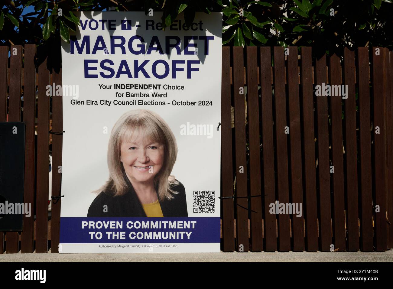 Wahlkampfschild für die Kommunalpolitikerin Margaret Esakoff, eine Kandidatin bei der Wahl des gemeinderates der Stadt Glen Eira, auf einem Zaun vor einem Haus Stockfoto