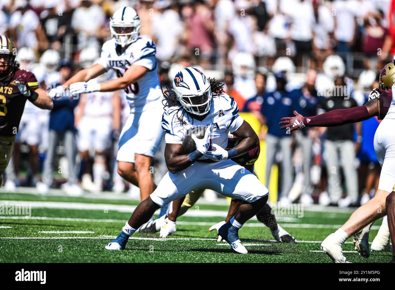 San Marcos, Texas, USA. September 2024. UTSA RB (4) Robert Henry Jr. spielt den Ball in der redzone. (Kreditbild: © James Leyva/ZUMA Press Wire) NUR REDAKTIONELLE VERWENDUNG! Nicht für kommerzielle ZWECKE! Quelle: ZUMA Press, Inc./Alamy Live News Stockfoto