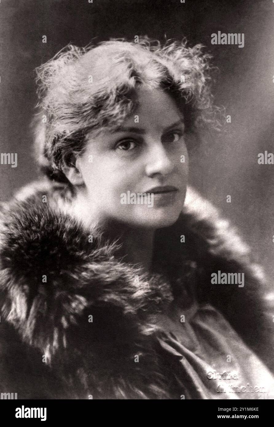 1897 c. , München , DEUTSCHLAND : die gefeierte deutsche Schriftstellerin , Dichterin und Psychoanalytikerin LOU ANDREAS SALOME ( Andreas-Salomé , 1861 - 1937 ), die Geliebte des Schriftstellers und Philosophen Friederich Wilhelm NIETZSCHE ( 1844 - 1900 ), Freundin von Rainer Maria Rilke und Sigmund Freud . Foto von ATELIER ELVIRA , München . - FILOSOFO - FILOSOFIA - PHILOSOPHIE - FRIEDRICH NIETZSCHE - DICHTERIN - POESIE - POESIE - POESIE - POESIE - DICHTERIN - PELLICCIA - PELLICCIA - FELL - PORTRÄT - RITRATTO - FOTO STORICHE - GESCHICHTE --- ARCHIVIO GBB Stockfoto