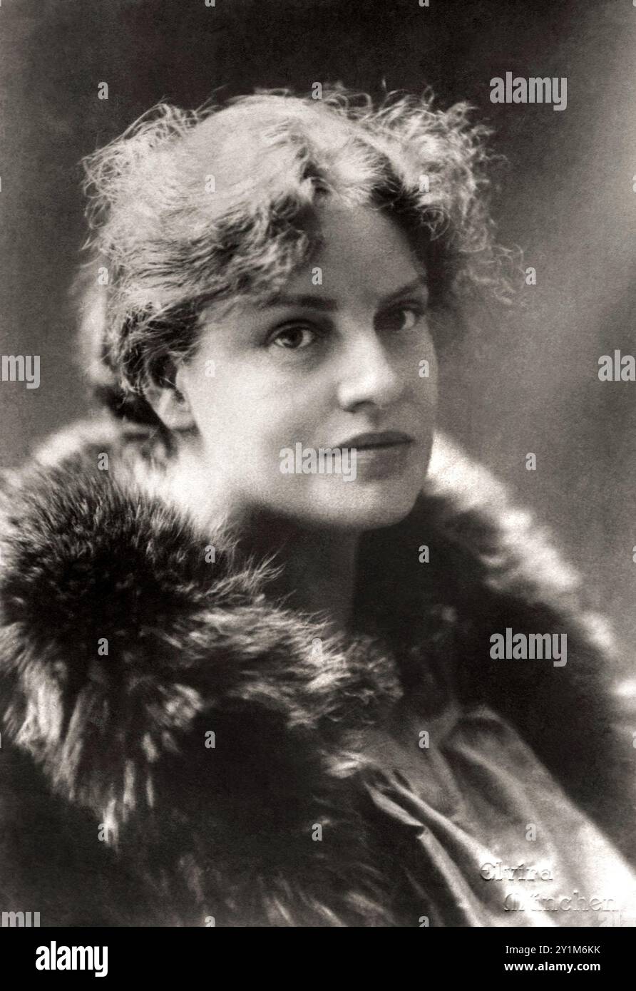 1897 c. , München , DEUTSCHLAND : die gefeierte deutsche Schriftstellerin , Dichterin und Psychoanalytikerin LOU ANDREAS SALOME ( Andreas-Salomé , 1861 - 1937 ), die Geliebte des Schriftstellers und Philosophen Friederich Wilhelm NIETZSCHE ( 1844 - 1900 ), Freundin von Rainer Maria Rilke und Sigmund Freud . Foto von ATELIER ELVIRA , München . - FILOSOFO - FILOSOFIA - PHILOSOPHIE - FRIEDRICH NIETZSCHE - DICHTERIN - POESIE - POESIE - POESIE - POESIE - DICHTERIN - PELLICCIA - PELLICCIA - FELL - PORTRÄT - RITRATTO - FOTO STORICHE - GESCHICHTE --- ARCHIVIO GBB Stockfoto