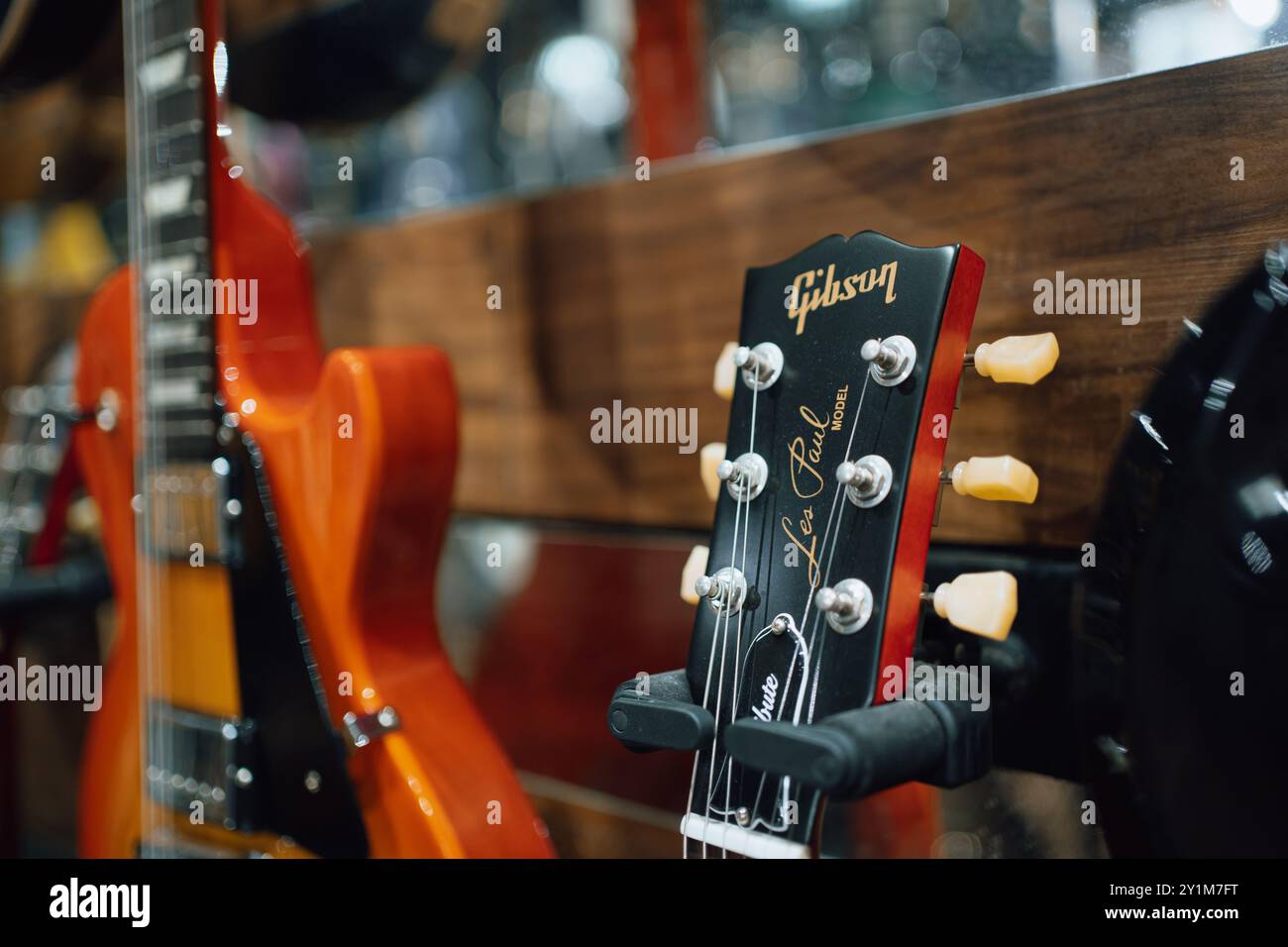 Bangkok, Thailand - 18. Mai 2024: Gibson Les Paul E-Gitarre in einem Regal im Gitarrenladen. Stockfoto