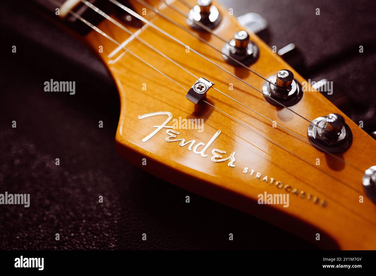 Bangkok, Thailand - 3. Juli 2023: Fender, ein amerikanischer Gitarrenhersteller, Logo auf einer elektrischen Gitarre. Stockfoto