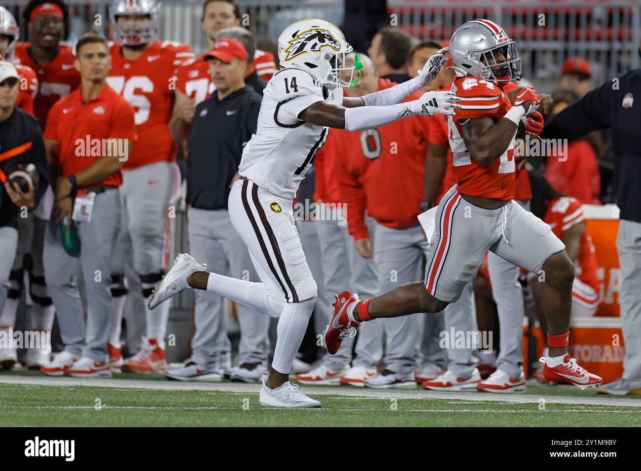 Western Michigan defensive back Lorenzo Williams, left, forces Ohio State running back Sam Williams-Dixon, right, out of bounds during the second half of an NCAA college football game Saturday, Sept. 7, 2024, in Columbus, Ohio. (AP Photo/Jay LaPrete) Stockfoto
