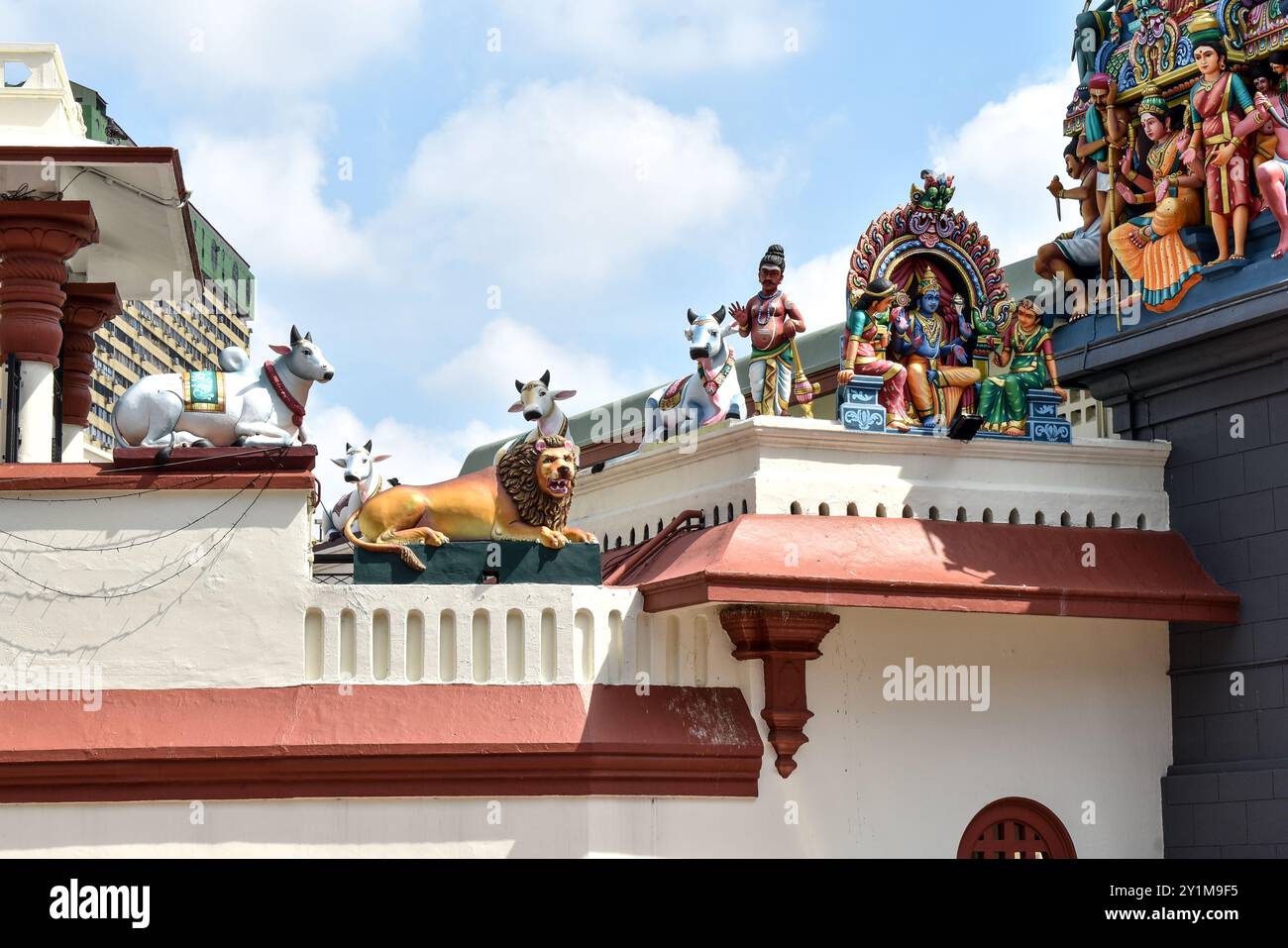 Chinatown, Singapur – 19. Juni 2023: Wunderschöne und farbenfrohe Skulpturen im Sri Mariamman Tempel, dem ältesten Hindutempel in Singapur Stockfoto