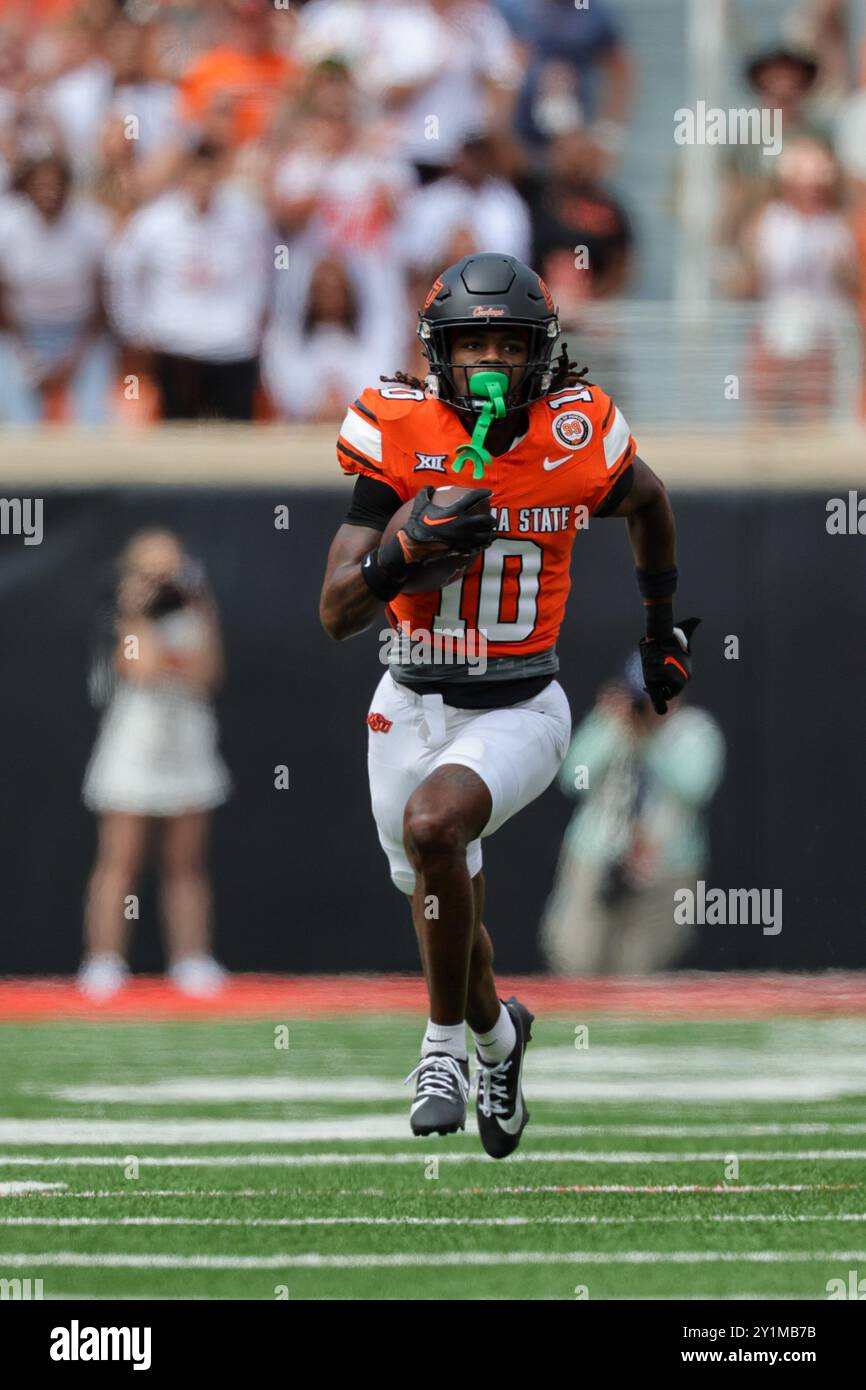 7. September 2024: Kale Smith #10 OSU Defensive Back gibt eine Interception auf dem Feld zurück. Oklahoma State besiegte Arkansas 39-31 in doppelter Überstunden in Stillwater, OK. Richey Miller/CSM Stockfoto