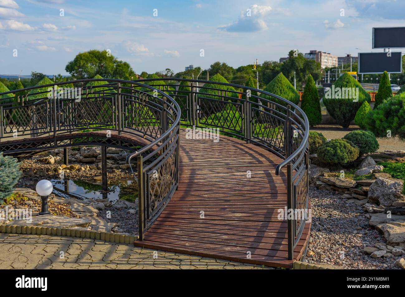 Geschmiedete alte Brücke im Garten Stockfoto