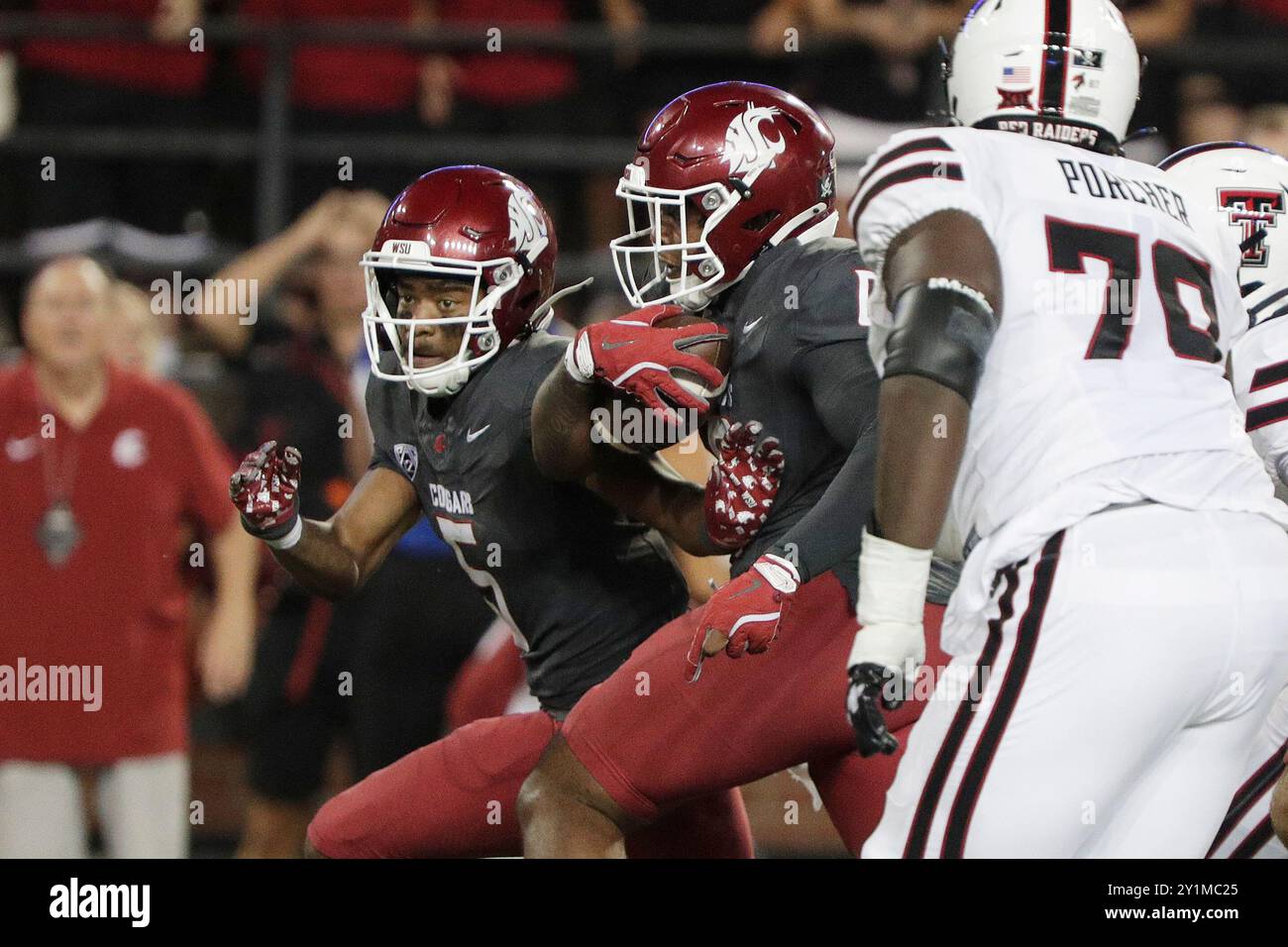Washington State linebacker Taariq Al-Uqdah, center, runs with a Texas Tech fumble during the first half of an NCAA college football game, Saturday, Sept. 7, 2024, in Pullman, Wash. (AP Photo/Young Kwak) Stockfoto