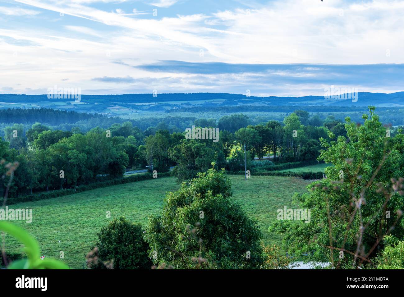 Wunderschöne Sommerlandschaft Frankreich Burgund Stockfoto