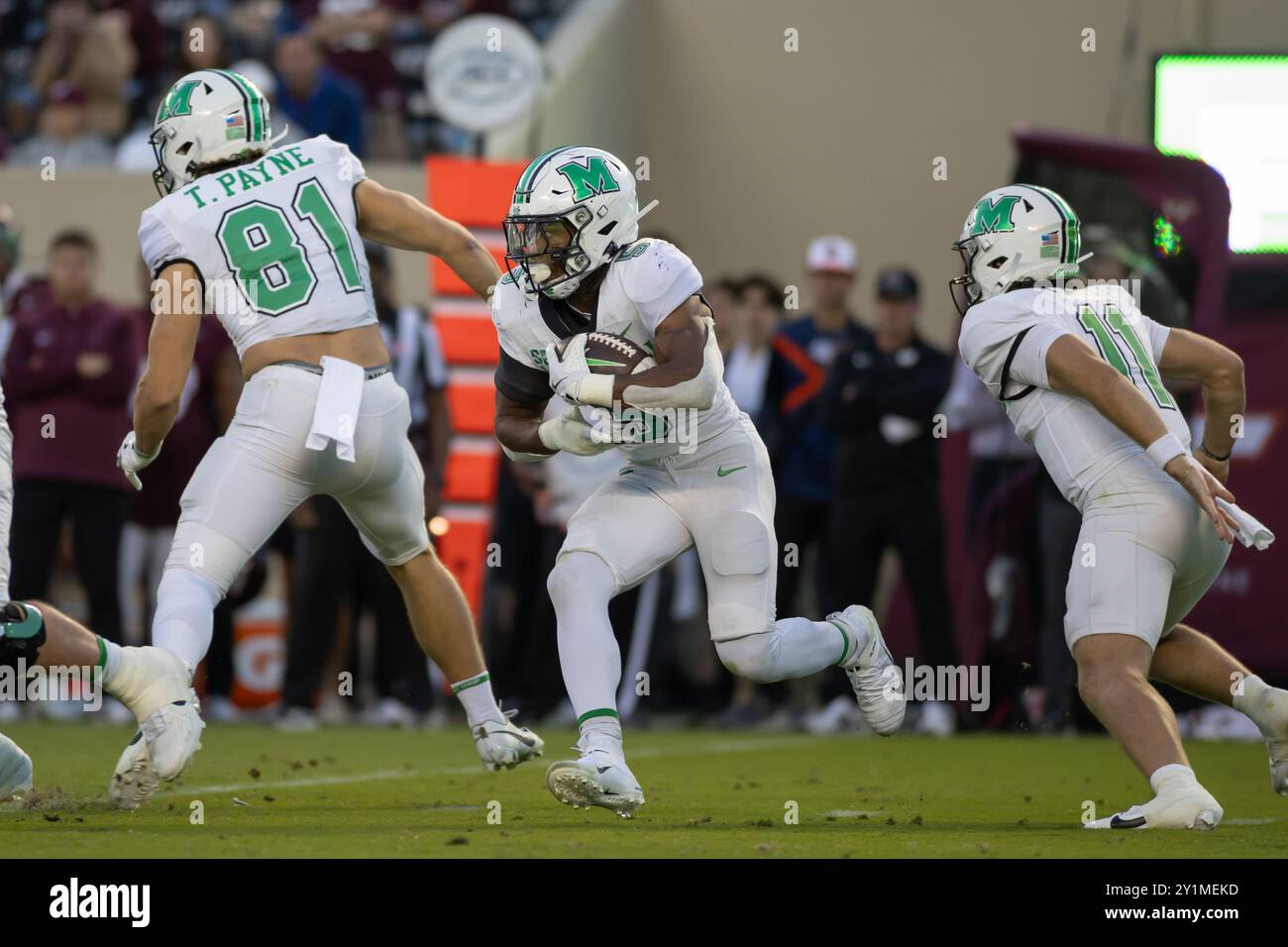 7. September 2024: Marshall Thundering Herd Running Back A.J. Turner (5) stürzt während des NCAA-Fußballspiels zwischen der Marshall Thundering Herde und den Virginia Tech Hokies im Lane Stadium in Blacksburg, VA, auf das Feld. Jonathan Huff/CSM Stockfoto