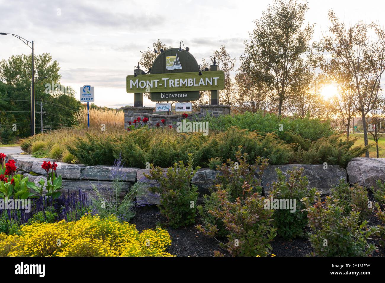 Mont-Tremblant, Québec, Kanada - 1. Oktober 2021 : Willkommen in Mont-Tremblant City bei Sonnenuntergang im Herbst. Stockfoto