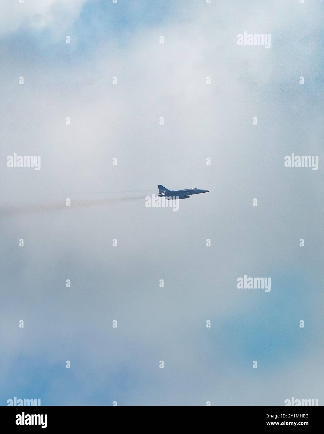 HAL Tejas Mk1A Kampfflugzeuge fliegen über den Wolken und zeigen fortschrittliche Luftfahrttechnologie und Luftüberlegenheit. IAFs leichte Kampfflugzeuge im Flug Stockfoto