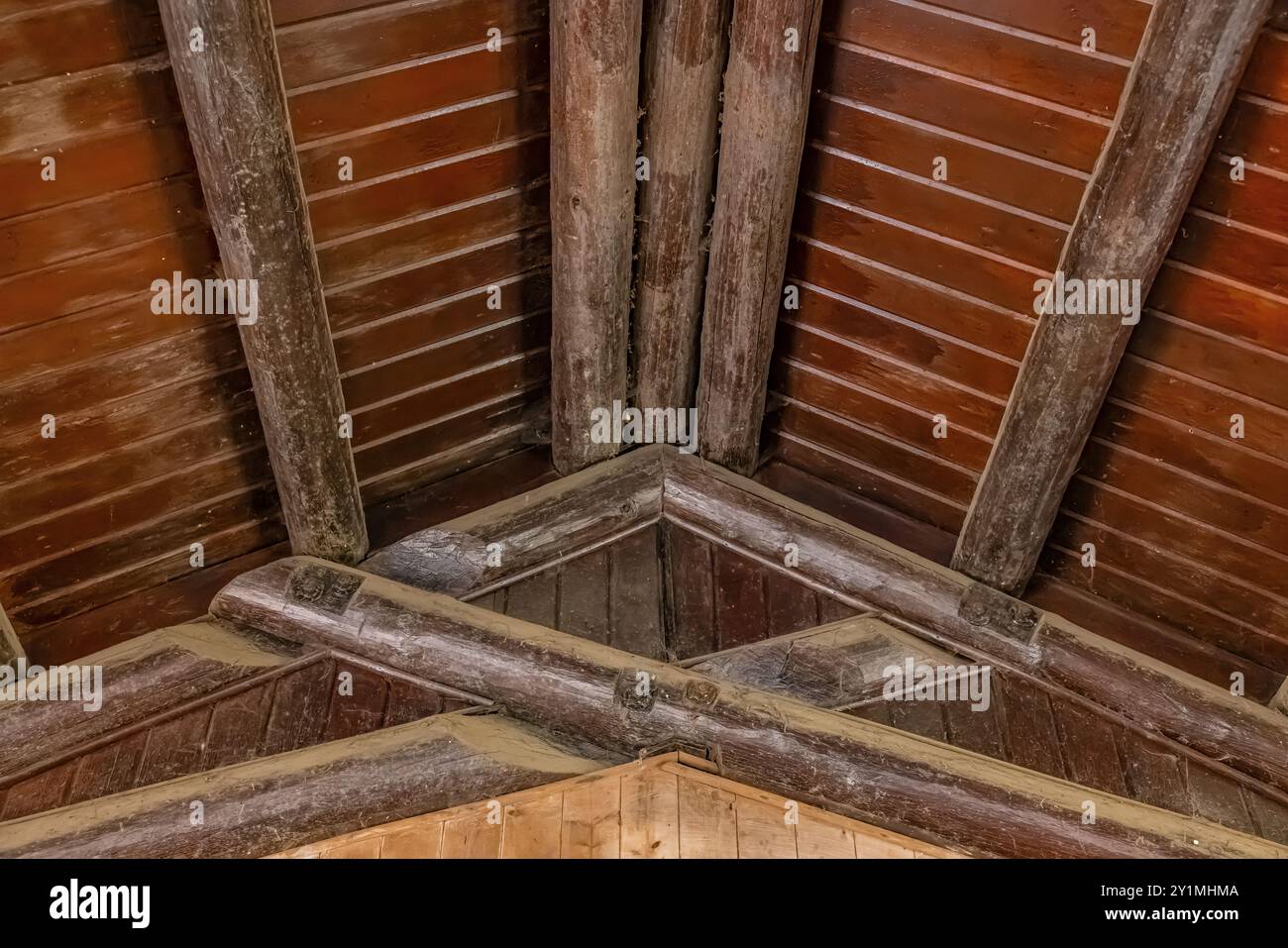 Stützbalken in einem rustikalen Picknickpavillon, der in den 1930er Jahren vom Civilian Conservation Corps im Twanoh State Park im US-Bundesstaat Washington gebaut wurde Stockfoto