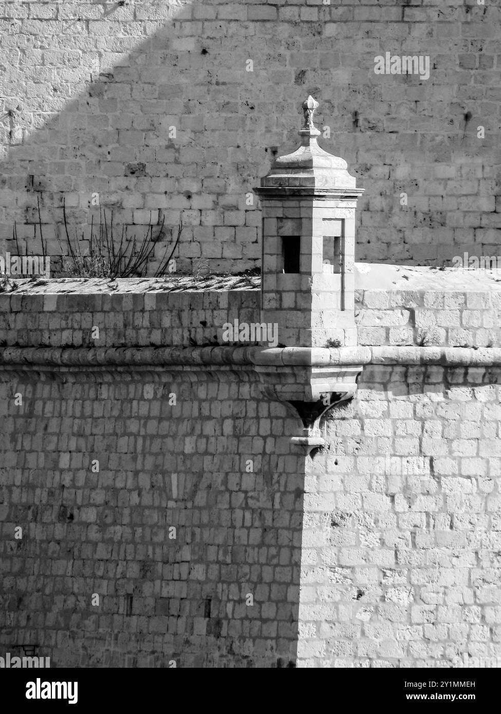 Antike Befestigungsanlagen mit monochromer Architektur und historischen Mauern. Stockfoto