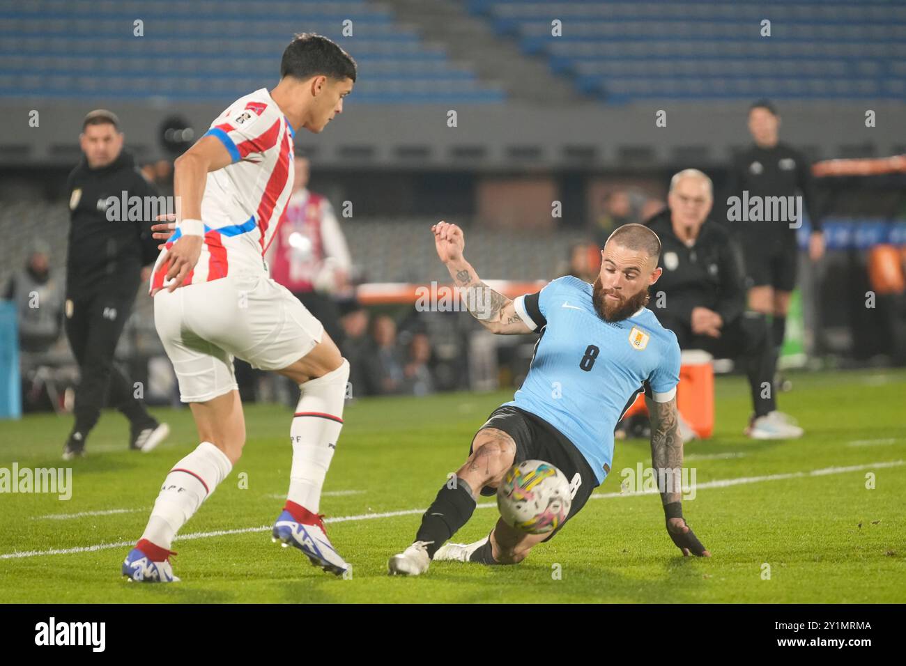 Montevideo, Uruguay. September 2024. Nahitan Nandez (R) aus Uruguay streitet mit Ramon Sosa aus Paraguay beim Fußball-Qualifikationsspiel der FIFA-Weltmeisterschaft 2026 zwischen Uruguay und Paraguay am 6. September 2024 in Montevideo, Uruguay. Quelle: Nicolas Celaya/Xinhua/Alamy Live News Stockfoto