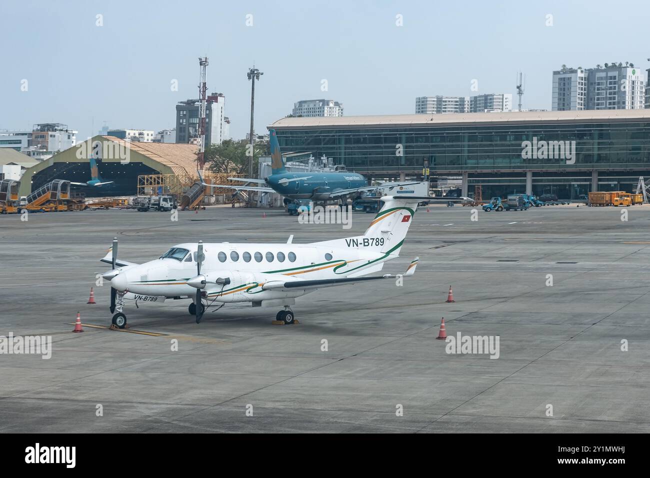 Beechcraft B300 Super King Air 350 eines privaten Eigentümers mit der Reg. VN-B 789, Tan Son Nhat International Airport. Buche B300 Super King Air 350, geparkt bei H Stockfoto