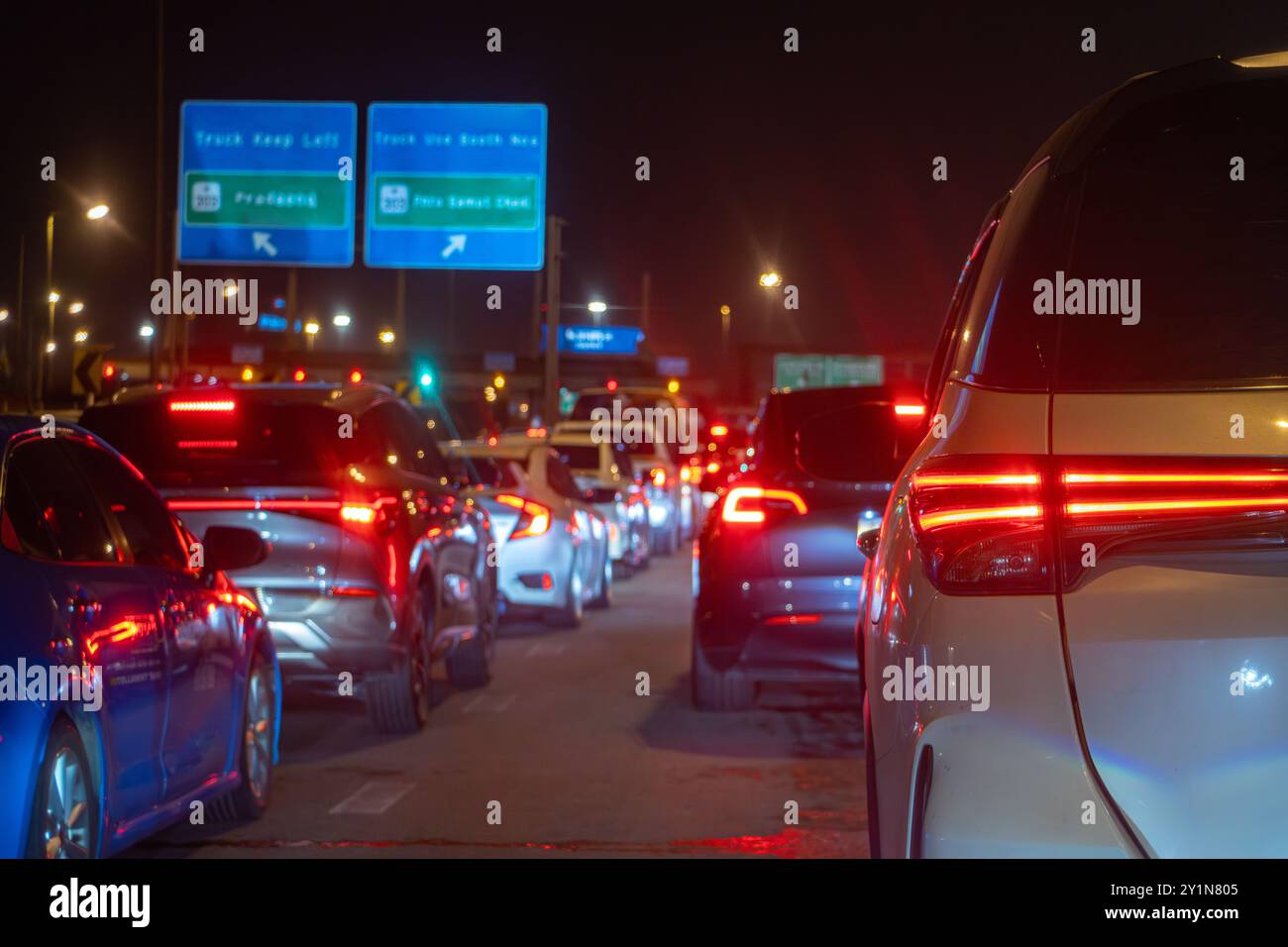 Verkehrsstau in der Nachtstadt Stockfoto