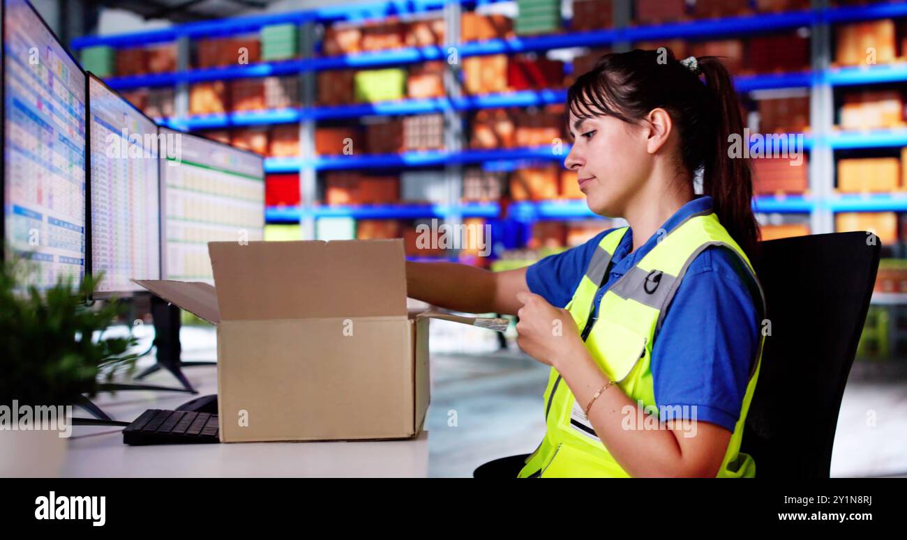 Entlassung Oder Rücktritt. Lagerarbeiter - Verpackung Und Umzug. Stockfoto