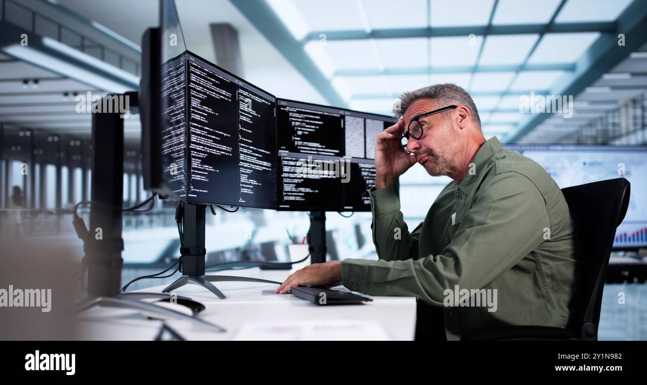 Unglücklicher Trauriger Trauriger Entwickler Programmierer Mann In Druck Codierung Software Auf Computer Stockfoto