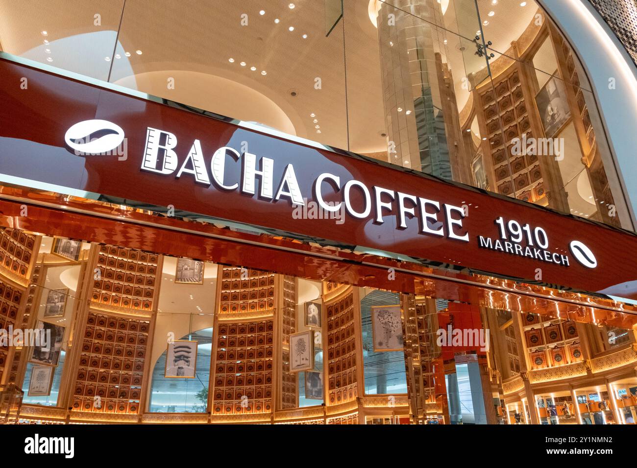 Singapur - 10. März 2024: Bacha Coffee Shop am Flughafen Changi. Sie wurde 1910 in Marrakesch gegründet, mit verschiedenen Arabica-Kaffeebohnen aus d Stockfoto