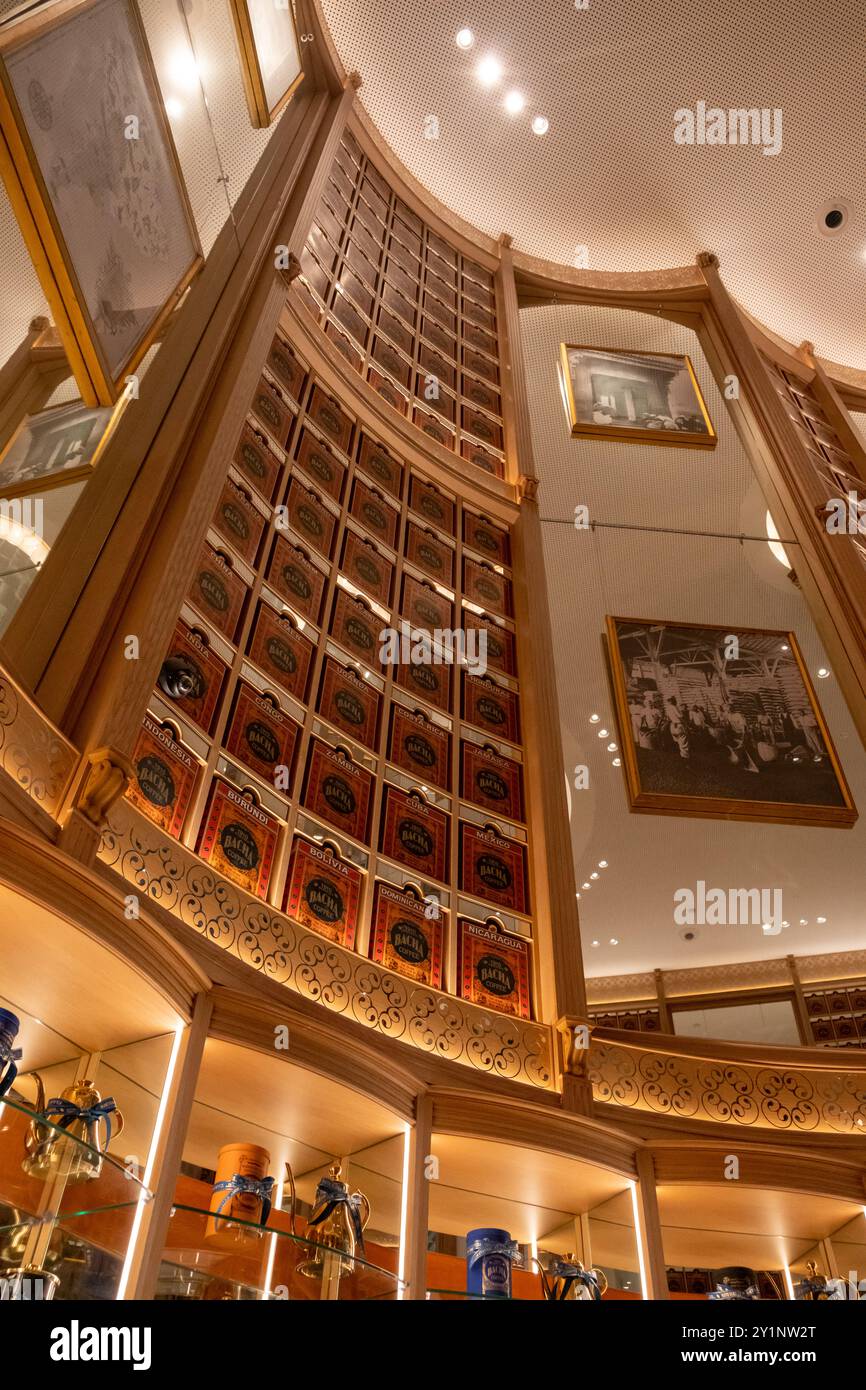 Singapur - 10. März 2024: Bacha Coffee Shop am Flughafen Changi. Sie wurde 1910 in Marrakesch gegründet, mit verschiedenen Arabica-Kaffeebohnen aus d Stockfoto