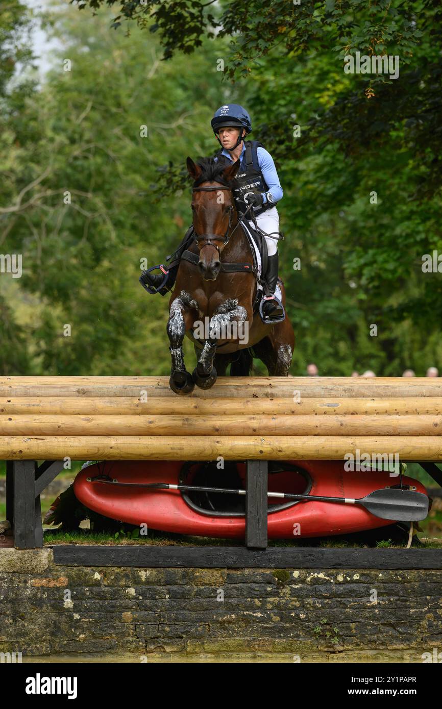 07.09.2024 Defender Burghley Horse Trials 2024. XC-CC5 Cross Country, Samstag, 7. September 2024. Rosalind Canter (GBR) auf Lordships Graffalo Jumping Stockfoto