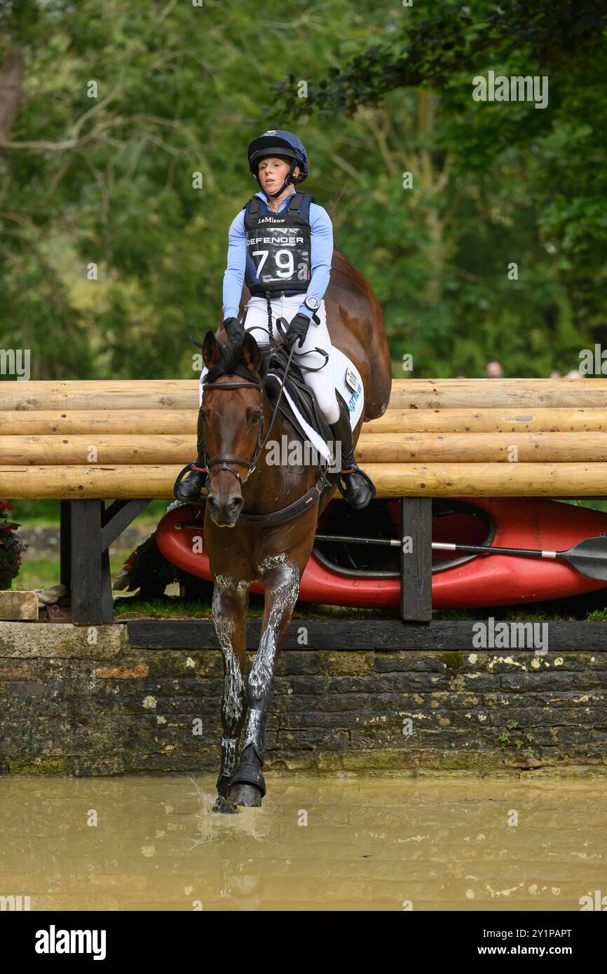 07.09.2024 Defender Burghley Horse Trials 2024. XC-CC5 Cross Country, Samstag, 7. September 2024. Rosalind Canter (GBR) auf Lordships Graffalo Jumping Stockfoto