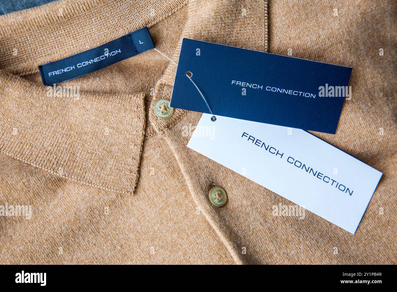 Französische Anschlussschilder auf der Kleidung. Stockfoto