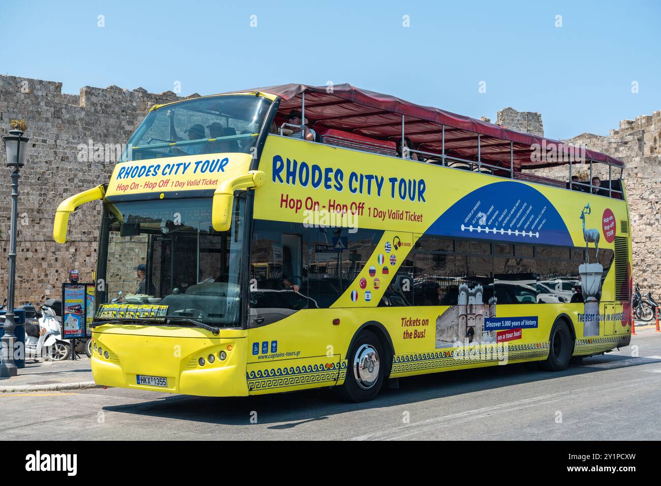 Rhodos-Stadt, Griechenland – 18. Juli 2024. Rhodos City Tour Hop-on-Hop-off-Bus in Rhodos-Stadt, Griechenland. Stockfoto
