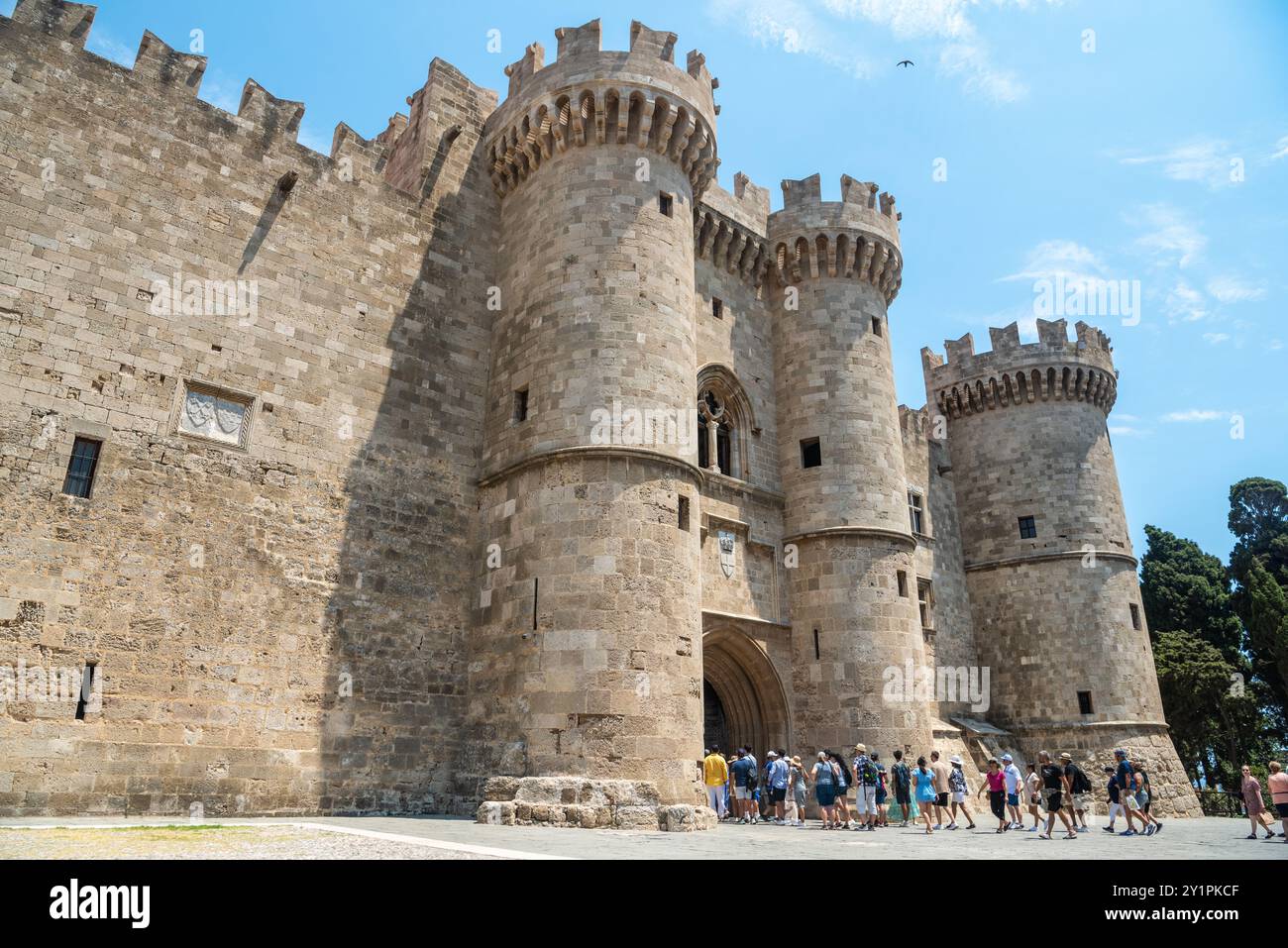 Rhodos-Stadt, Griechenland – 19. Juli 2024. Der Haupteingang zum Palast des Großmeisters in Rhodos, Griechenland. Mit Personen anzeigen. Stockfoto