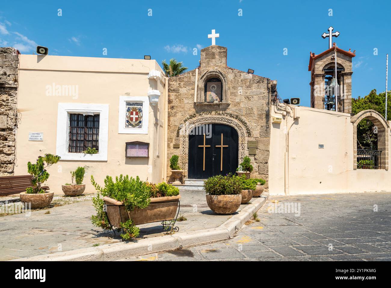 Rhodos-Stadt, Griechenland – 19. Juli 2024. Kirche St. Panteleimon in Rhodos-Stadt, Griechenland. Die Kirche stammt aus dem 15. Jahrhundert. Die Echtheit des o Stockfoto