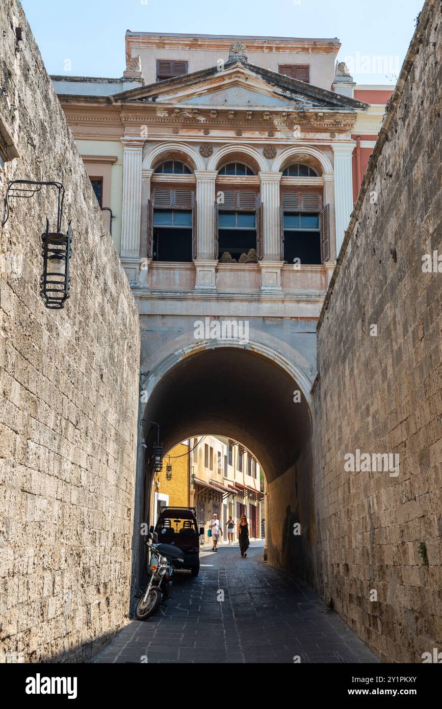 Rhodos-Stadt, Griechenland – 19. Juli 2024. Pythagoras-Gasse im mittelalterlichen Stadtviertel von Rhodos, Griechenland. Blick auf ein historisches bogenförmiges Gebäude mit Peo Stockfoto