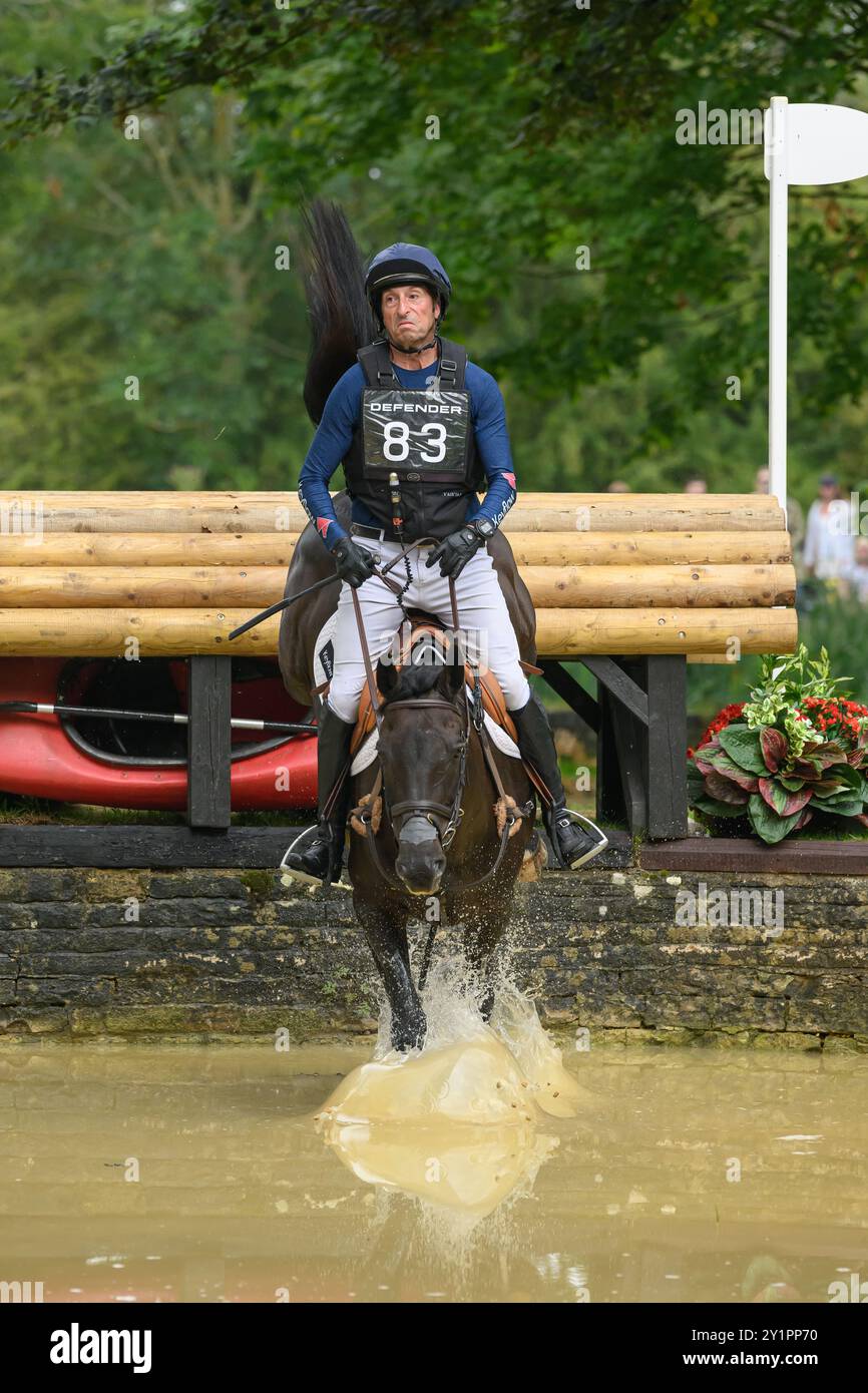 07.09.2024 Defender Burghley Horse Trials 2024. XC-CC5 Cross Country, Samstag, 7. September 2024. Tim Price (NZL) auf Vitali springt beim Defender T Stockfoto