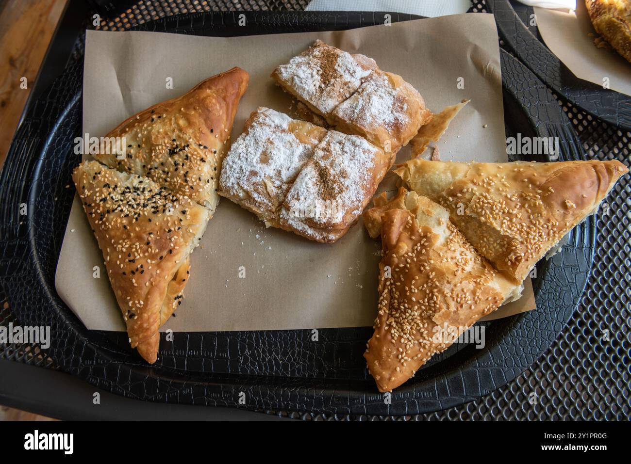 Platte mit traditionellen spanakopita-, Bougatsa- und Tiropita-Kuchen auf Rhodos, Griechenland. Stockfoto