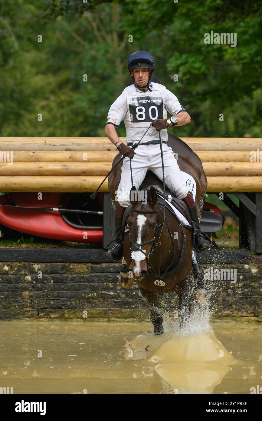 07.08.2024 Defender Burghley Horse Trials 2024. XC-CC5 Cross Country, Samstag, 7. September 2024. Harry Meade (GBR) auf Annaghmore Valoner springt auf Stockfoto