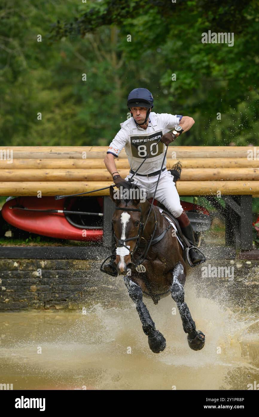 07.08.2024 Defender Burghley Horse Trials 2024. XC-CC5 Cross Country, Samstag, 7. September 2024. Harry Meade (GBR) auf Annaghmore Valoner springt auf Stockfoto