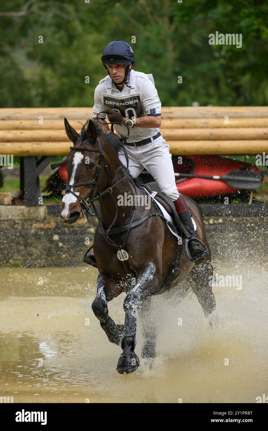 07.08.2024 Defender Burghley Horse Trials 2024. XC-CC5 Cross Country, Samstag, 7. September 2024. Harry Meade (GBR) auf Annaghmore Valoner springt auf Stockfoto