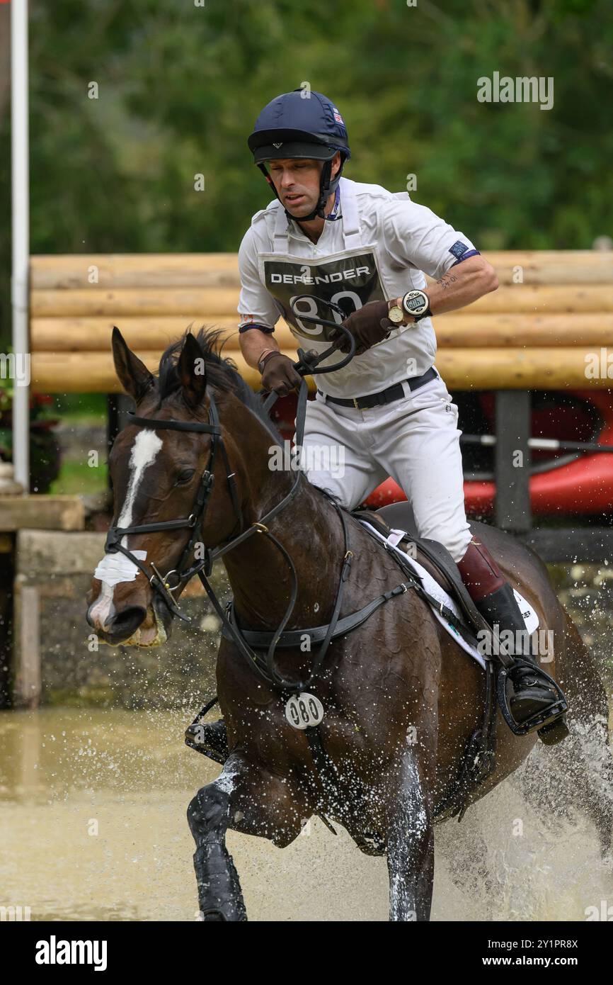 07.08.2024 Defender Burghley Horse Trials 2024. XC-CC5 Cross Country, Samstag, 7. September 2024. Harry Meade (GBR) auf Annaghmore Valoner springt auf Stockfoto
