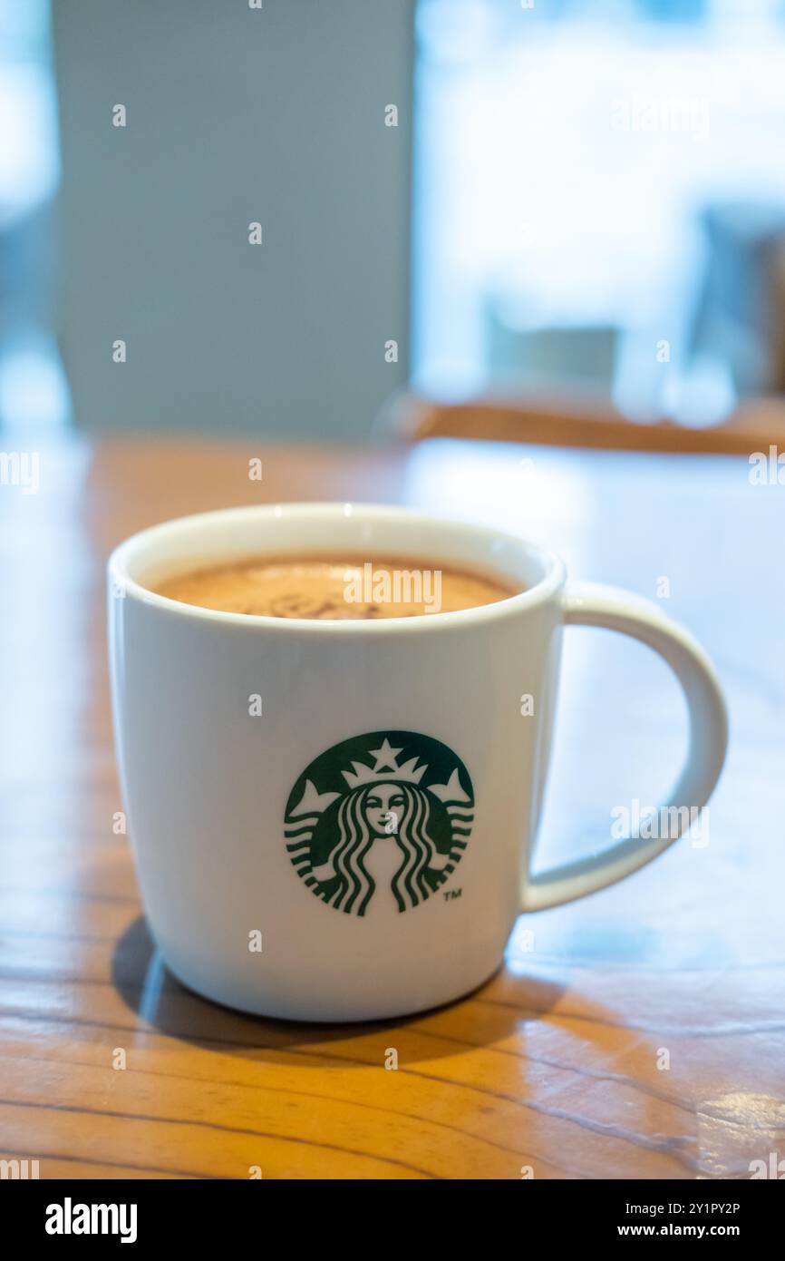 Seoul, Südkorea - 2. August 2024 : Starbucks Tasse heiße Schokolade, Kaffeetasse mit Logo, auf dem Tisch im Laden. Es ist eines der weltberühmtesten c Stockfoto