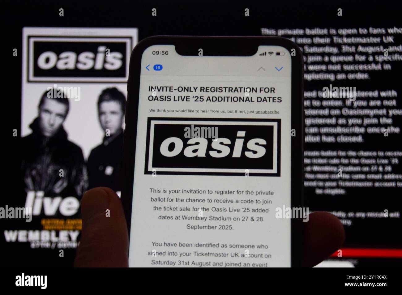 London, Großbritannien. September 2024. Auf der Oasis-Website wird die Anmeldeseite für die private Abstimmung für zusätzliche Oasis-Tickets angezeigt, und auf einem Telefonbildschirm wird die Einladungs-E-Mail angezeigt, während die Rockband aus Manchester, angeführt von Noel und Liam Gallagher, zusätzliche Termine für ihre Wiedervereinigung hinzufügt. Die Band und Ticketmaster wurden wegen der „dynamischen Preisgestaltung“ kritisiert, was bedeutete, dass Fans weit mehr als den ursprünglichen Nennwert der Tickets zahlten. Die ursprünglich angekündigten Termine waren innerhalb weniger Stunden nach dem Verkauf ausverkauft. Quelle: Vuk Valcic/Alamy Live News Stockfoto