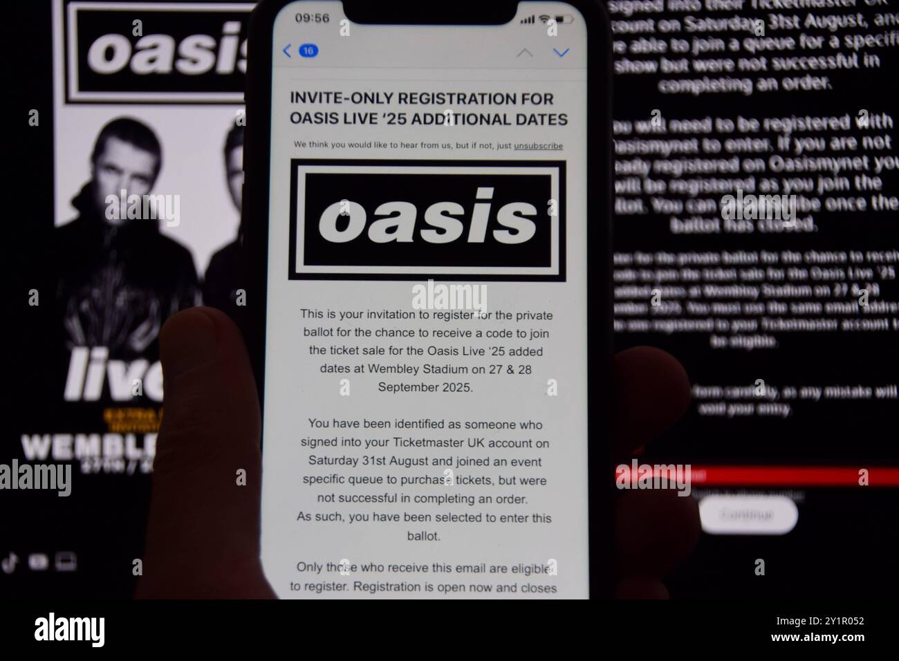 London, Großbritannien. September 2024. Auf der Oasis-Website wird die Anmeldeseite für die private Abstimmung für zusätzliche Oasis-Tickets angezeigt, und auf einem Telefonbildschirm wird die Einladungs-E-Mail angezeigt, während die Rockband aus Manchester, angeführt von Noel und Liam Gallagher, zusätzliche Termine für ihre Wiedervereinigung hinzufügt. Die Band und Ticketmaster wurden wegen der „dynamischen Preisgestaltung“ kritisiert, was bedeutete, dass Fans weit mehr als den ursprünglichen Nennwert der Tickets zahlten. Die ursprünglich angekündigten Termine waren innerhalb weniger Stunden nach dem Verkauf ausverkauft. Quelle: Vuk Valcic/Alamy Live News Stockfoto