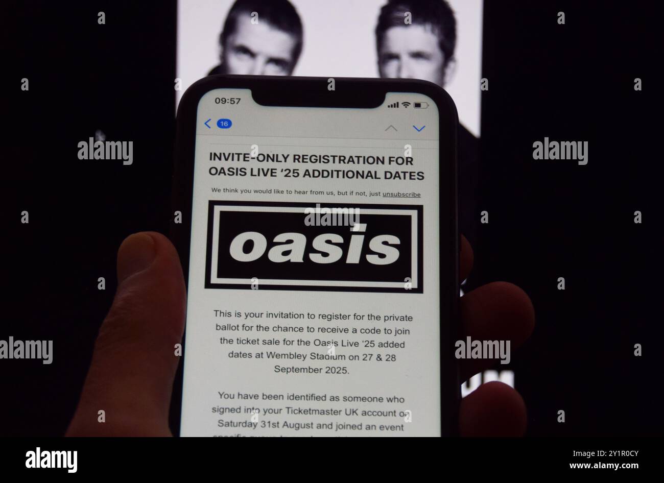 London, Großbritannien. September 2024. Auf der Oasis-Website wird die Anmeldeseite für die private Abstimmung für zusätzliche Oasis-Tickets angezeigt, und auf einem Telefonbildschirm wird die Einladungs-E-Mail angezeigt, während die Rockband aus Manchester, angeführt von Noel und Liam Gallagher, zusätzliche Termine für ihre Wiedervereinigung hinzufügt. Die Band und Ticketmaster wurden wegen der „dynamischen Preisgestaltung“ kritisiert, was bedeutete, dass Fans weit mehr als den ursprünglichen Nennwert der Tickets zahlten. Die ursprünglich angekündigten Termine waren innerhalb weniger Stunden nach dem Verkauf ausverkauft. Quelle: Vuk Valcic/Alamy Live News Stockfoto