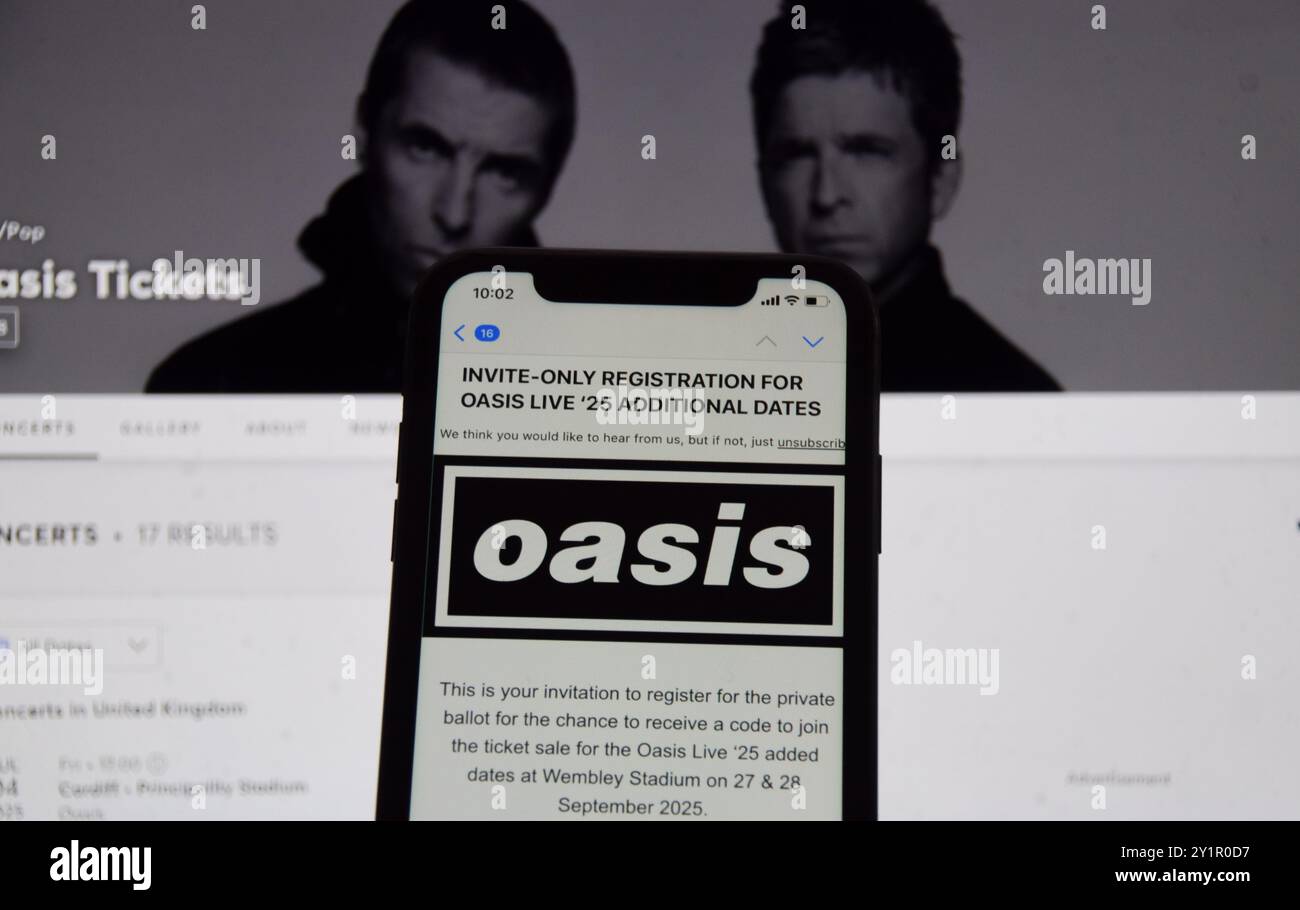 London, Großbritannien. September 2024. Ein Telefonbildschirm zeigt die Einladungs-E-Mail für die private Abstimmung für zusätzliche Oasis-Tickets, während die Rockband aus Manchester unter der Leitung von Noel und Liam Gallagher zusätzliche Termine für ihre Wiedervereinigung hinzufügt. Die Band und Ticketmaster wurden wegen der „dynamischen Preisgestaltung“ kritisiert, was bedeutete, dass Fans weit mehr als den ursprünglichen Nennwert der Tickets zahlten. Die ursprünglich angekündigten Termine waren innerhalb weniger Stunden nach dem Verkauf ausverkauft. Quelle: Vuk Valcic/Alamy Live News Stockfoto