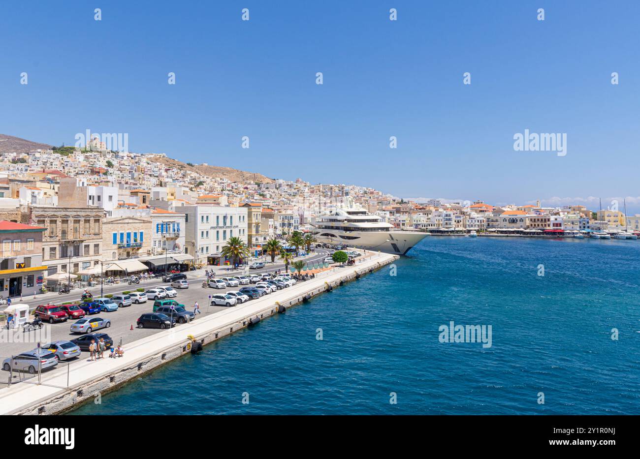 Blick auf das Wasser von Ermoupoli, Insel Syros, Kykladen, Griechenland Stockfoto