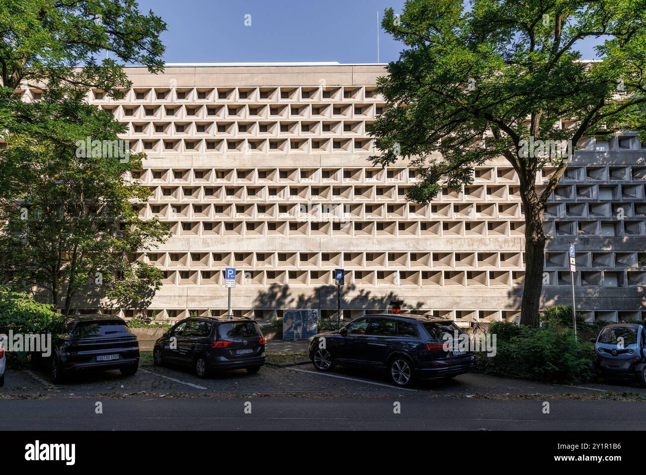 Universitäts- und Stadtbibliothek in der Kerpener Straße im Stadtteil Lindenthal, erbaut 1966 nach Plänen des Architekten Rolf Gutbrod, Köln. Stockfoto