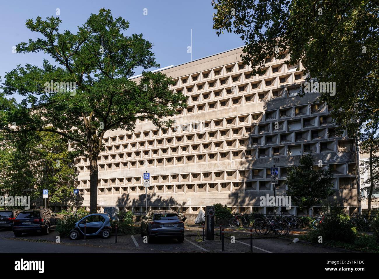 Universitäts- und Stadtbibliothek in der Kerpener Straße im Stadtteil Lindenthal, erbaut 1966 nach Plänen des Architekten Rolf Gutbrod, Köln. Stockfoto